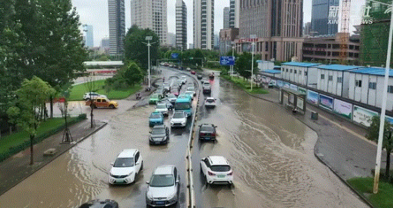 ▲受暴雨影響，江西省南昌市區(qū)多處出現(xiàn)內(nèi)澇，道路被淹。圖片來源：新華網(wǎng)客戶端