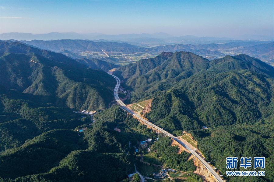 (經(jīng)濟)(4)廣東:韶新高速松山隧道全線貫通